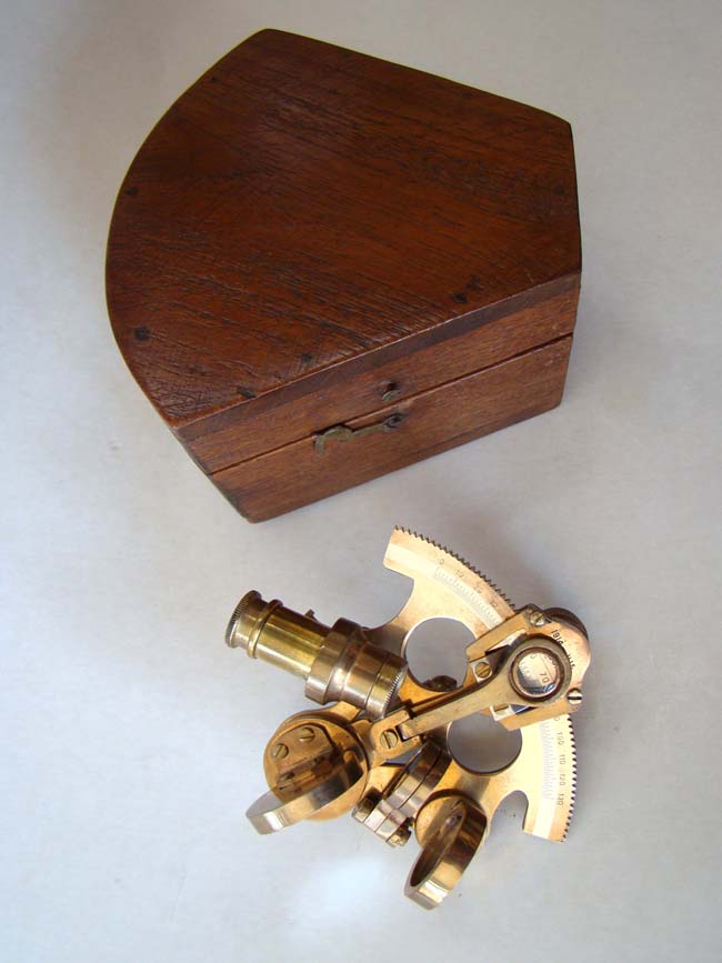 A rare and diminutive English brass framed quarter size sextant with platinum scale dated 1914 — image 5